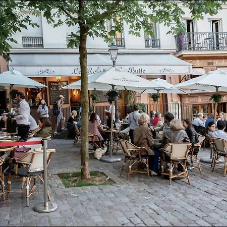 Amelie Poulain In Heart Of Montmartre *