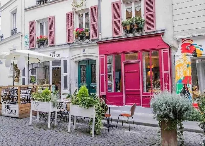 Amelie Poulain In Heart Of Montmartre Paříž