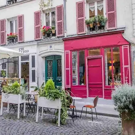 Amelie Poulain In Heart Of Montmartre París